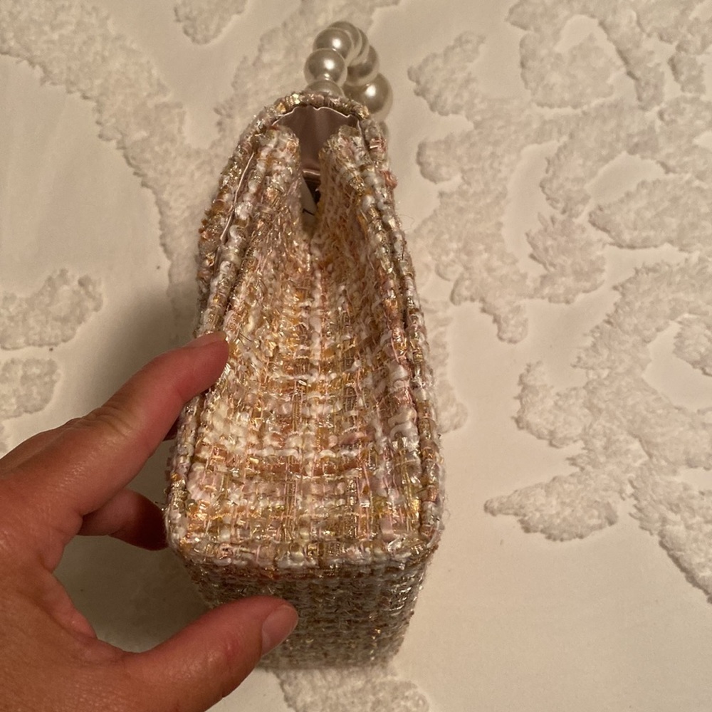 NWT handbag. Neutral colors with a bit of sparkle - Picture 2 of 4